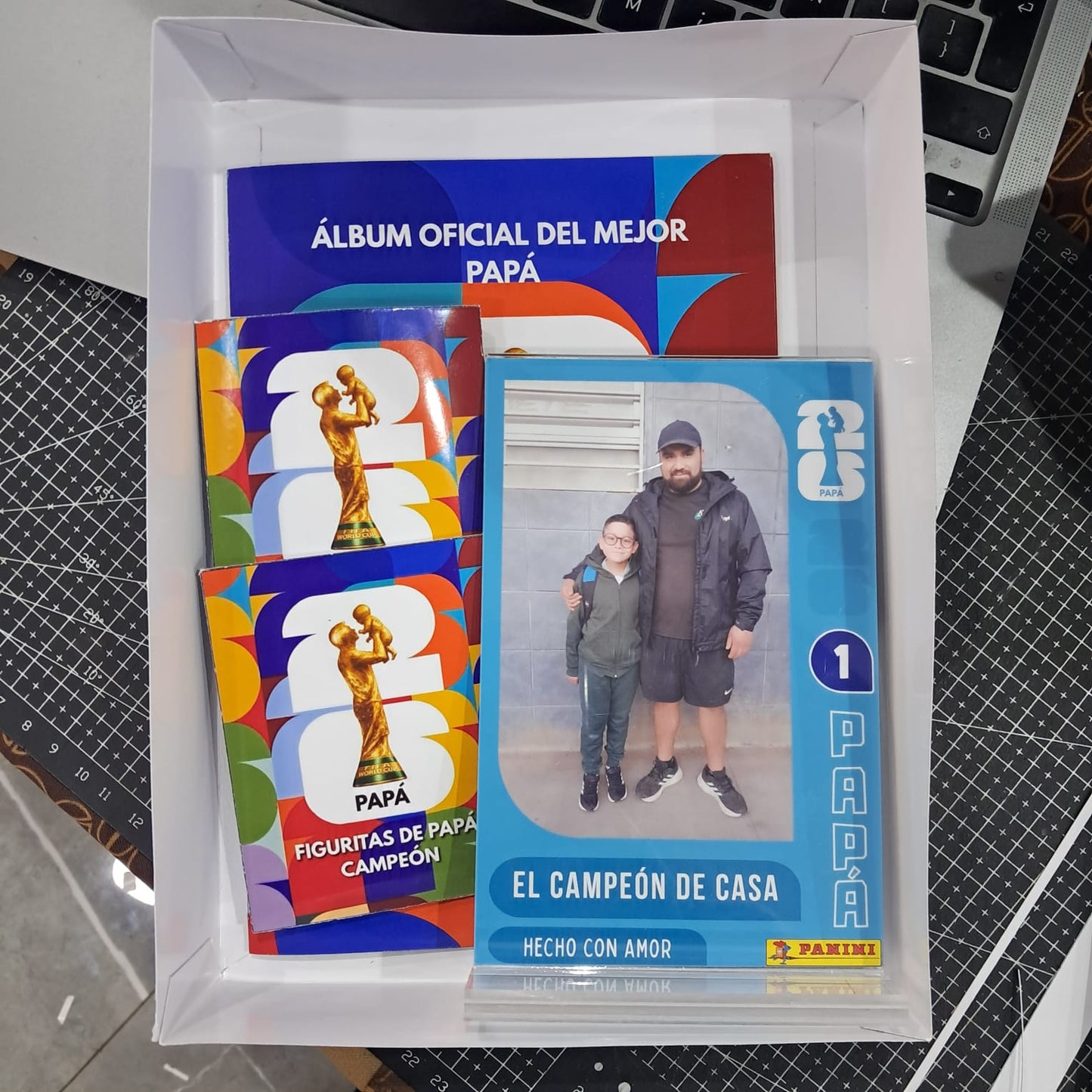 Cuadro Personalizado Tipo Lámina Panini – "El Campeón de Casa"